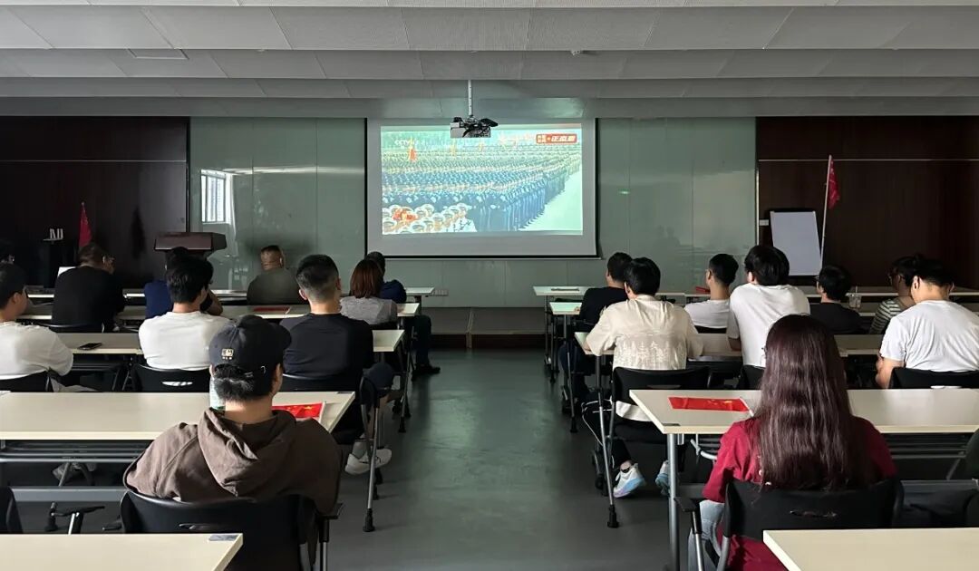 愿以吾辈之青春 捍卫盛世之中华 | 万事娱乐组织观看九三阅兵仪式